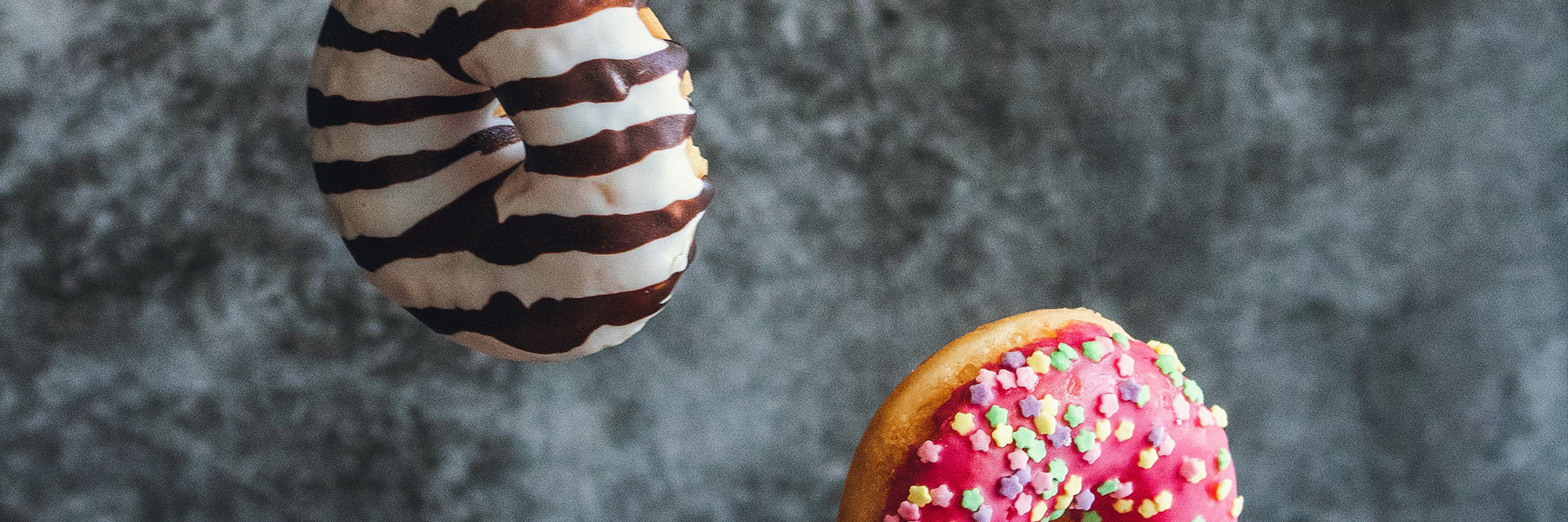  ما دنیای خود را طراحی می کنیم، در حالی که جهان ما به ما عمل می کند و ما را طراحی می کند.